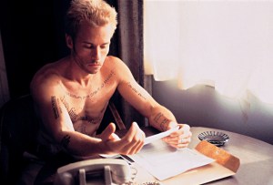 Guy Pearce Doesn’t Care For His ‘Memento’ Performance: “Nails On A Chalkboard”